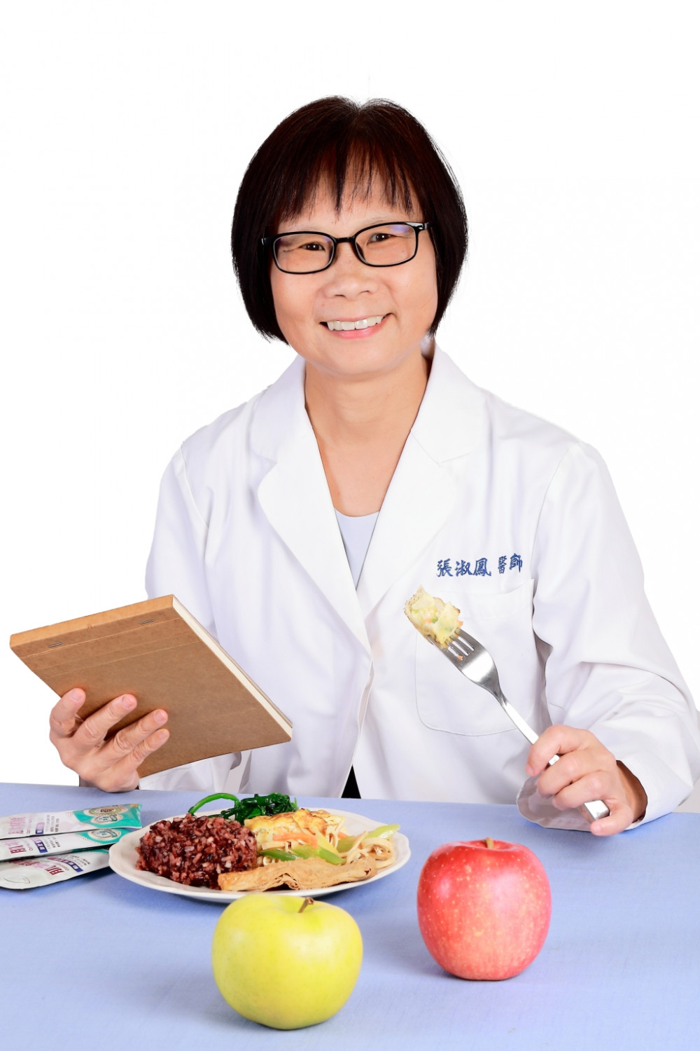 我的中餐是很簡單的蔬食便當（80～100元），有五穀米、3樣蔬菜、1～2種豆類製品（如素排或豆包），再自己補充水果1份。