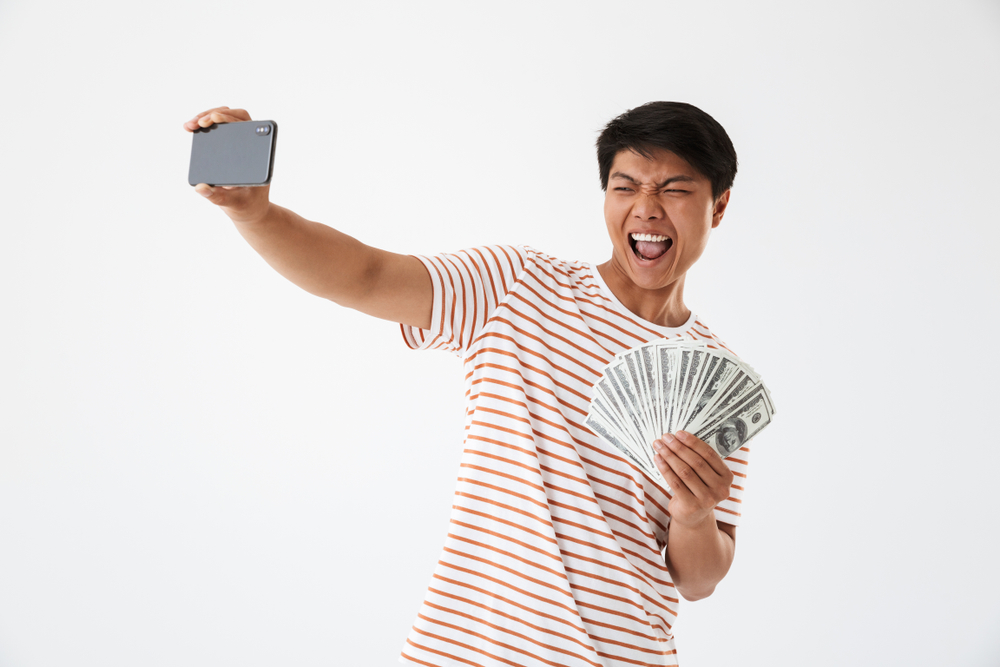 窮人單方面上傳自戀型照片到社群媒體上，反之，聰明的有錢人並不會刻意在社群媒體上炫耀自己的財富。