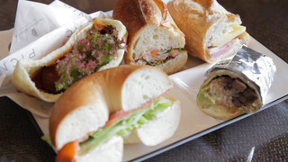 横浜みなとみらいのカフェ「PICNIC」のテラス席で世界のサンドイッチを楽しむ