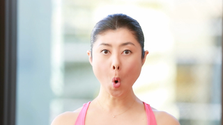 30秒でできる！ "顔ヨガ”自力整形