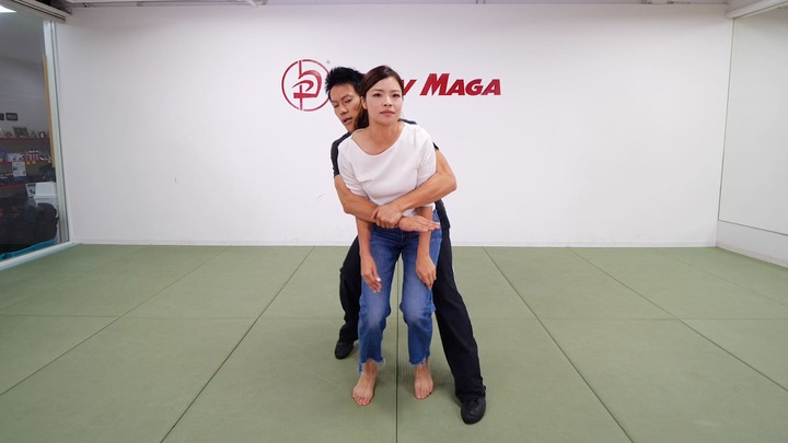 後ろから抱きつかれる女性