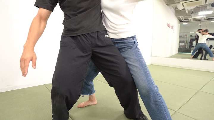 足を相手方向に踏み出す