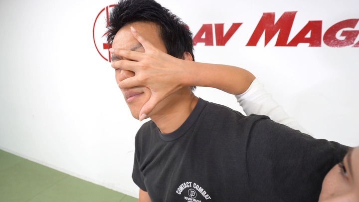 相手の顔に手をひっかける
