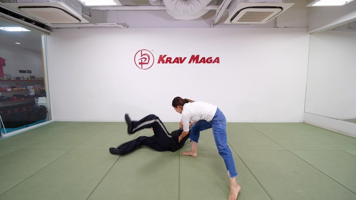 倒れて力を失う男性