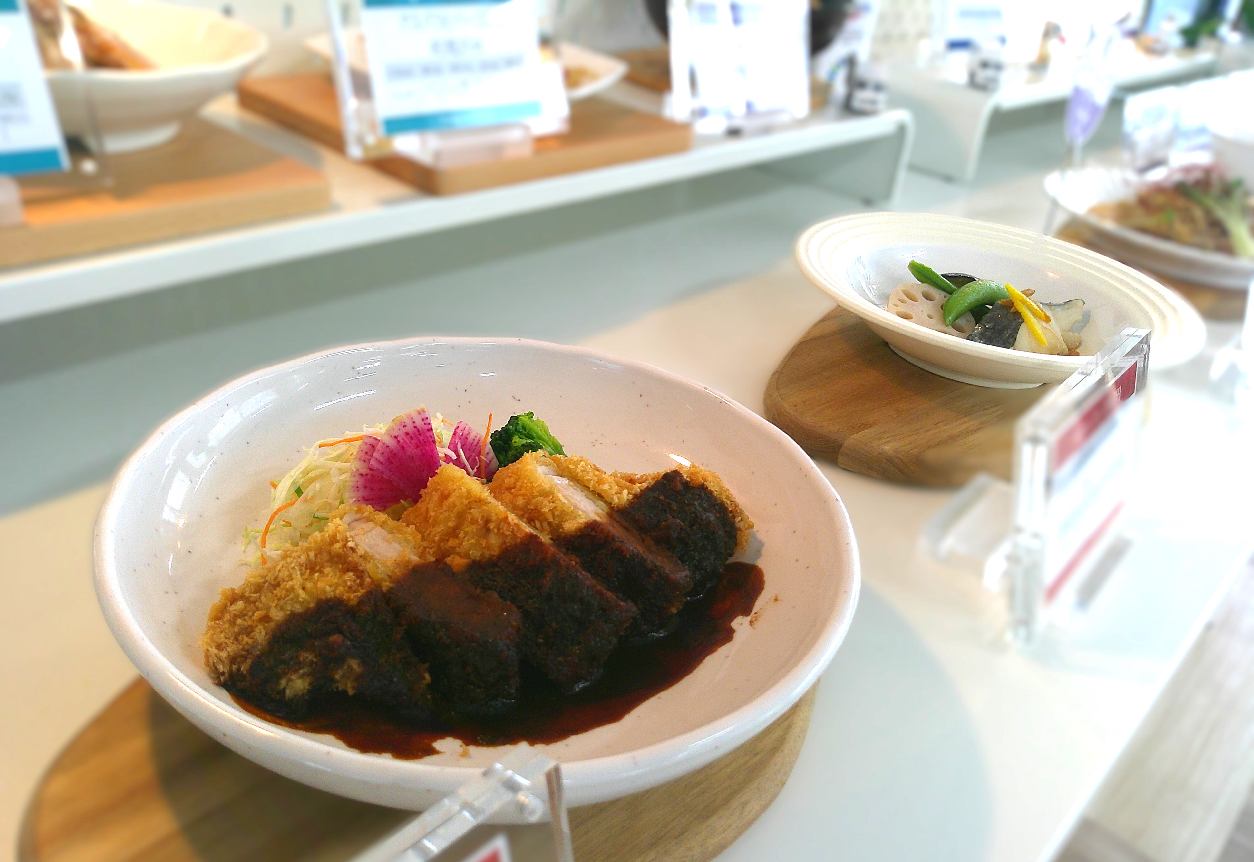 ランチ200円からの社員食堂！