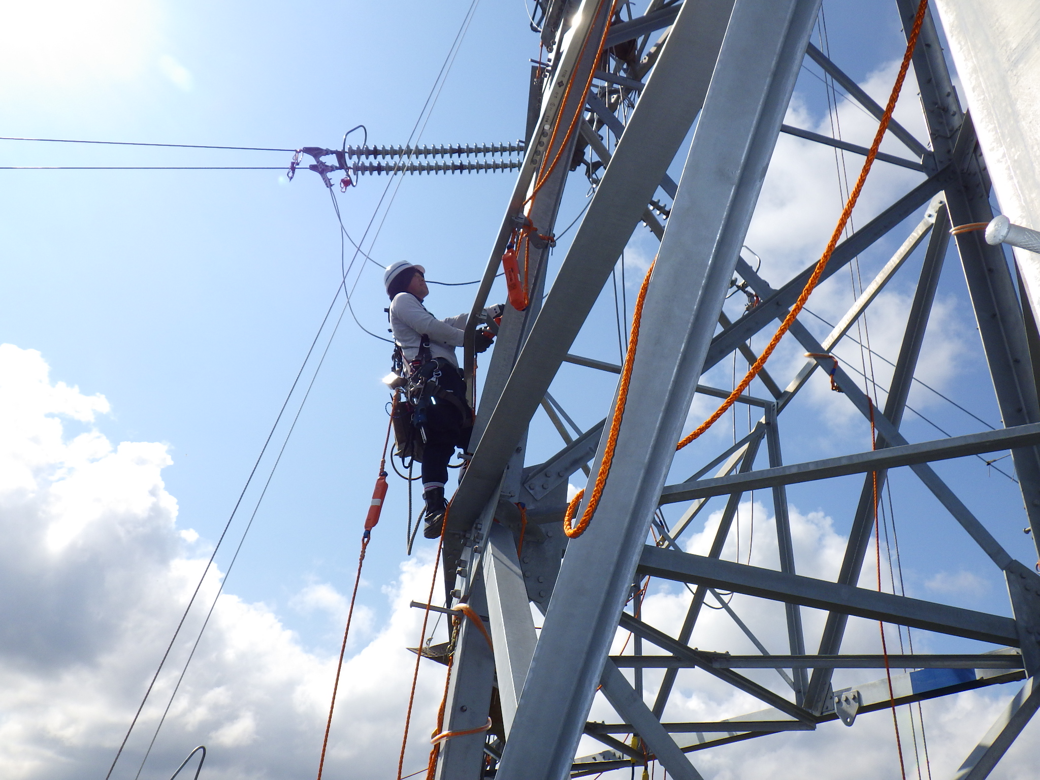 県内でも希少な存在！高圧送電工事のエキスパート集団