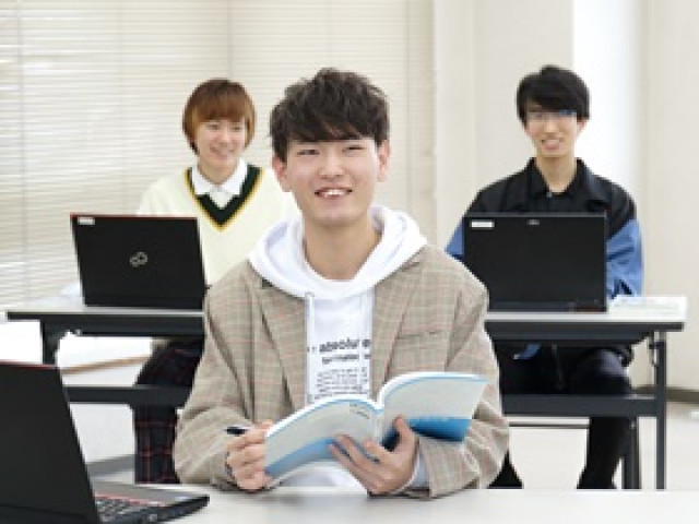 情報処理学科 情報ビジネスコース コンピュータとビジネススキルを磨き、幅広い就職を目指す！