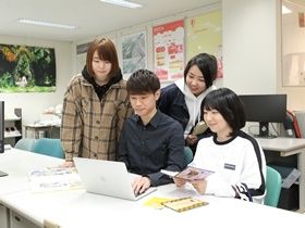 ビジュアルデザイン学科 グラフィックデザインコース 考え、行動できるデザイナーになる。