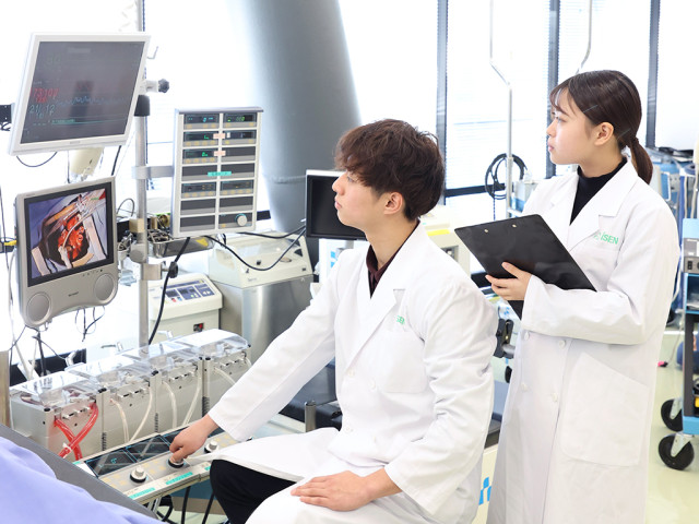 医療４年制学部＜高度専門士＞ 高度臨床工学学科 最新機器が揃う実習環境と4年間の手厚い指導。医療機器のエキスパートへ。