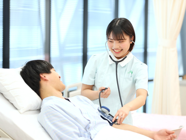 医療３年制学部＜専門士＞ 実践看護学科Ⅰ・Ⅱ 3年間の集中カリキュラム。ひとり1人に寄り添える、確かな看護実践能力を身につける。