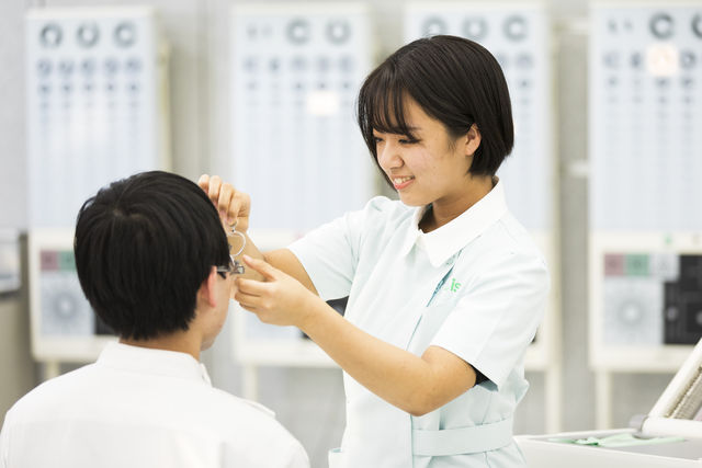 医療３年制学部＜専門士＞ 視能訓練学科［夜間部］ 多種多様な機器がそろう実習環境と３年間の手厚い指導。「見える」喜びを届ける、視機能回復のエキスパートへ。