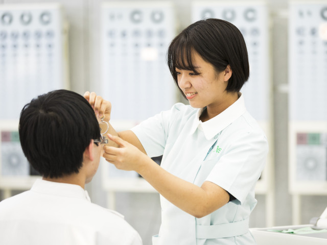 医療３年制学部＜専門士＞ 視能訓練学科［夜間部］ 多種多様な機器がそろう実習環境と３年間の手厚い指導。「見える」喜びを届ける、視機能回復のエキスパートへ。