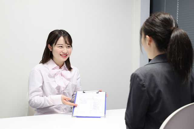 医療２年制学部＜専門士＞ 医療秘書学科 病院の顔となる医療秘書。多彩なスキルと笑顔で、病院と患者さんをつなぐ。