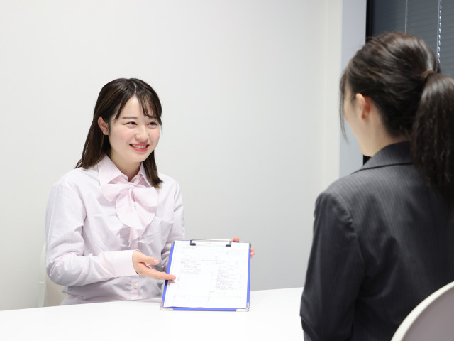 医療２年制学部＜専門士＞ 医療秘書学科 病院の顔となる医療秘書。多彩なスキルと笑顔で、病院と患者さんをつなぐ。