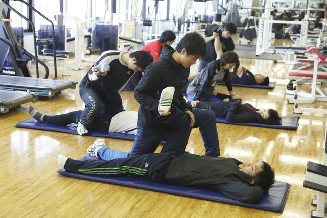 医療２年制学部＜専門士＞ スポーツトレーナー学科 「スポーツが好き」。その気持ちを大切にしながら、理論やコミュニケーションスキルを多方面で磨いていく。