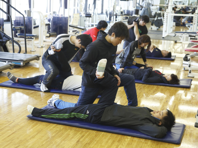 医療２年制学部＜専門士＞ スポーツトレーナー学科 「スポーツが好き」。その気持ちを大切にしながら、理論やコミュニケーションスキルを多方面で磨いていく。