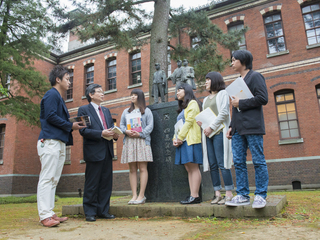 文学部 文学・言語・歴史・心理を探究し、 自ら学び考える人材に。