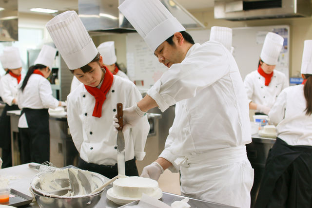 製菓衛生学科 製菓パティシエコース 少人数制クラスで計量から仕上げまで一人一台洋菓子を製造！