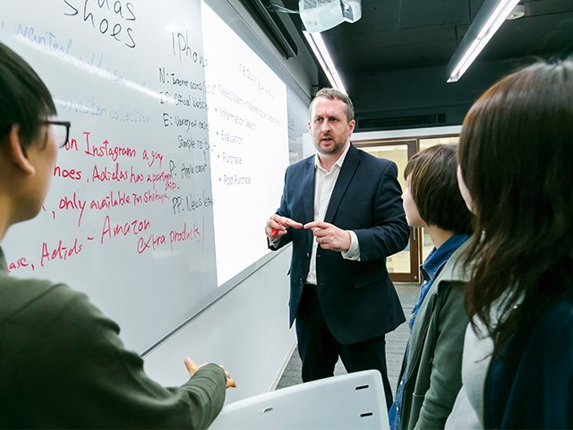 グローバルゲートウェイ科 グローバルビジネスコース 目標スコアはTOEIC®800点以上。高い英語力＋ビジネススキル＋プログラミングスキルを身につけ、国際舞台で活躍できる人材を育成します。。