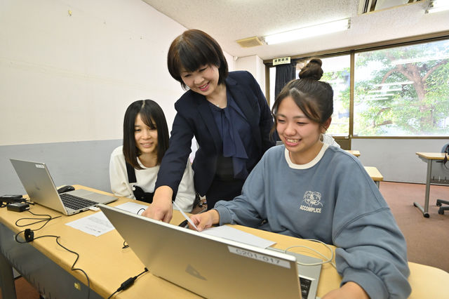 情報ビジネス科 保健･医療ビジネスコース 医療現場を支える確かな知識と技能を学び、 ホスピタルマインドを発揮できる人材を育成する