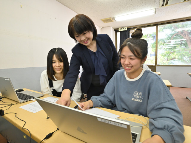 情報ビジネス科 保健･医療ビジネスコース 医療現場を支える確かな知識と技能を学び、 ホスピタルマインドを発揮できる人材を育成する