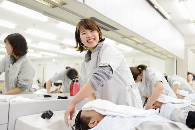 美容学科 昼間 美容学科 少人数制でわかりやすい！国家試験を取得して美容界へ進むコースです