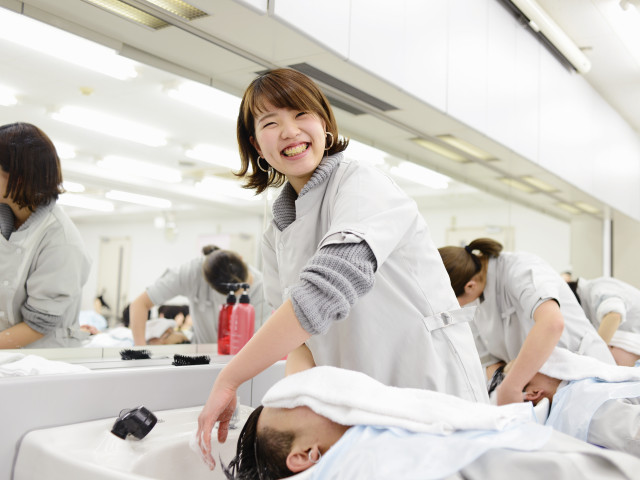 美容学科 昼間 美容学科 少人数制でわかりやすい！国家試験を取得して美容界へ進むコースです