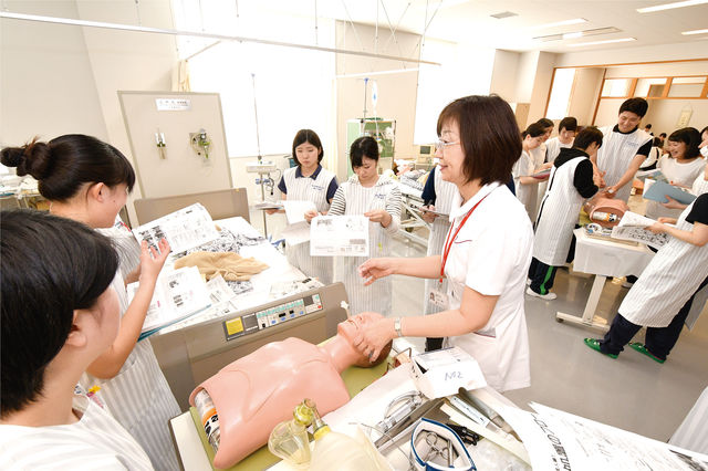 看護福祉学部 看護学科（大館キャンパス） 高度な保健・医療に即応できる確かな知識と実践力、命に寄り添う強さと優しさを学ぶ