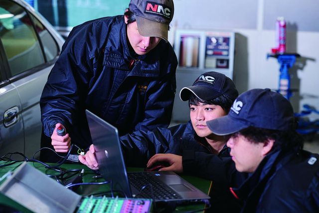 専攻科 1級自動車整備専攻 メカニックから「サービスフロント」や「管理職」へ。キャリアアップを目指す方のための上級資格コース