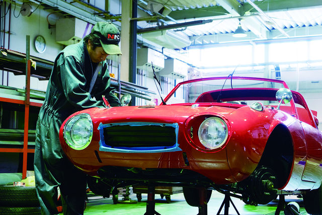 自動車工学科 車体整備士コース 自動車メーカー、ディーラー、保険業界でも活躍できる 「板金」「塗装」のエキスパートを目指す！