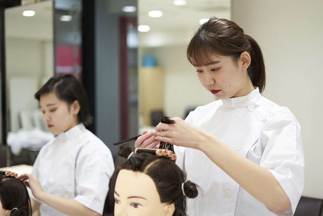 ヘアメイク科 ヘアメイク科　美容師免許プラン ヘアメイク技術+美容師免許取得で 活躍の場がだんぜん広がる！