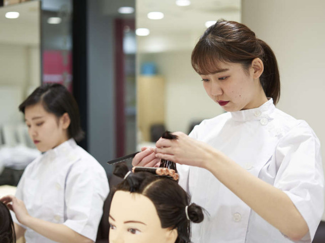 ヘアメイク科 ヘアメイク科　美容師免許プラン ヘアメイク技術+美容師免許取得で 活躍の場がだんぜん広がる！