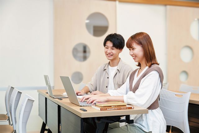 WEBデザイン・ITプログラミング科 WEBデザインコース WEB制作やデザインについて深く学び、確かなスキルを身につける。