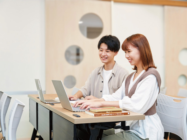 WEBデザイン・ITプログラミング科 WEBデザインコース WEB制作やデザインについて深く学び、確かなスキルを身につける。