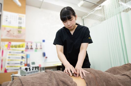 鍼灸科（昼間部・夜間部） 安定性も将来性も抜群の「国家資格」に「トレーナー技術」も身につくので仕事の幅も広がります！