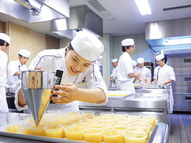 製菓衛生師本科 製菓衛生師の受験資格を取得し、プロの現場で活躍できる知識と技能を身につける。