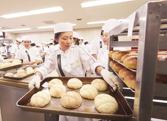 製菓衛生師本科 製菓クラス  1年間という限られた期間のなかで、洋菓子・和菓子・製パン、広くすべてのジャンルを学ぶ