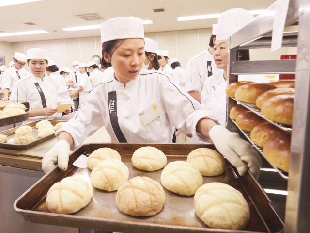 製菓衛生師本科 製菓クラス  1年間という限られた期間のなかで、洋菓子・和菓子・製パン、広くすべてのジャンルを学ぶ