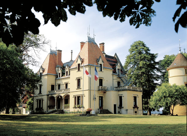 製菓衛生師本科 製菓クラス  フランス校留学コース(年限は1年＋留学) 卒業後、フランス菓子の本場で学ぶ！