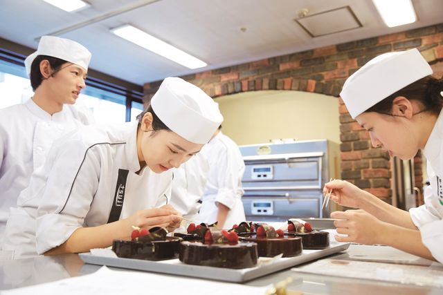 製菓衛生師本科 洋菓子クラス 1年間洋菓子を集中的に学ぶ