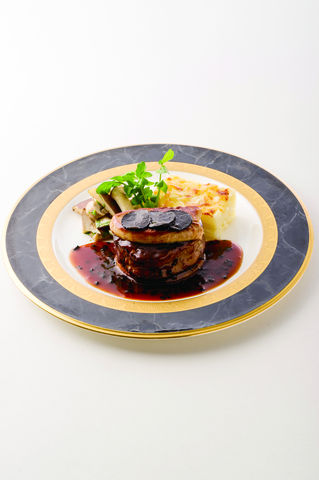 製菓衛生師本科 洋菓子クラス ダブルライセンスコース(年限は1年＋1年) 1年後は調理師本科へ再進学。「製菓」と「調理」2つの国家資格取得を目指す。