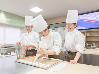 7つの実習室で思う存分スイーツ＆パン作り！