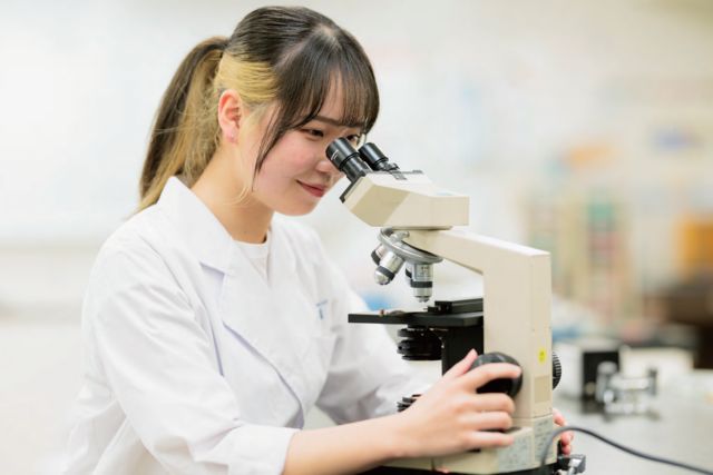 バイオテクノロジー科 バイオに関わるさまざまな分野の基礎を学び 一人ひとり確実な実験技術を身につけて、幅広い就職先を目指す