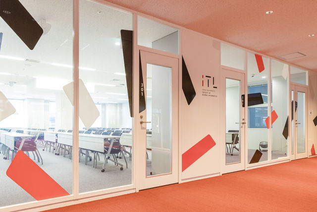 国際情報学部 進化するグローバル情報社会に起こる諸問題を 解決に導く力を身につける