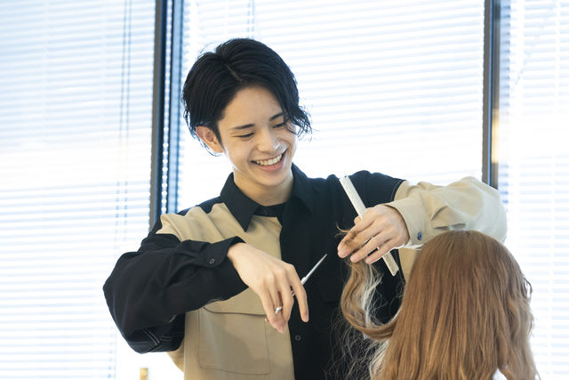 美容学科 短期間でヘアカット・ヘアカラーのスペシャリスト。将来はサロンのトップで活躍できるヘアスタイリストに