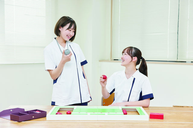 作業療法学科（日常動作支援のスペシャリスト） 身体や精神に障がいのある方に、各人に応じた作業活動を通して機能回復と社会復帰を援助します