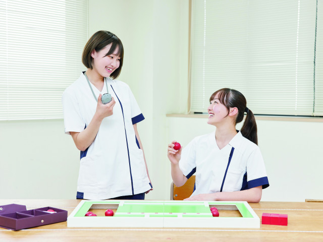 作業療法学科（日常動作支援のスペシャリスト） 身体や精神に障がいのある方に、各人に応じた作業活動を通して機能回復と社会復帰を援助します