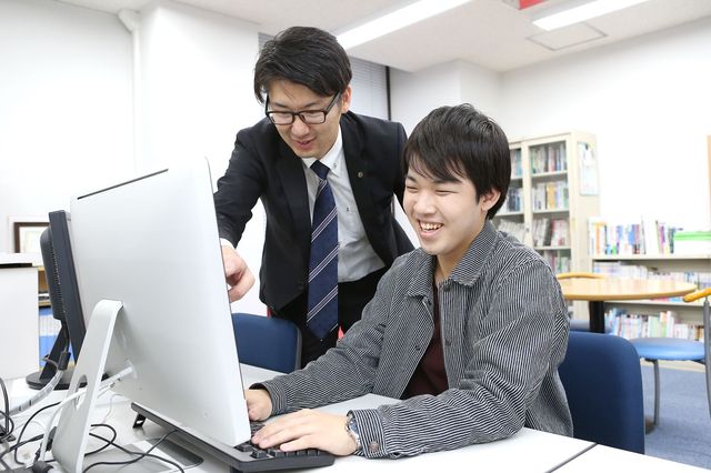 情報処理科 幅広いIT知識と技術を兼ね備えたシステムエンジニア、プログラマ、各種エンジニアを目指す。