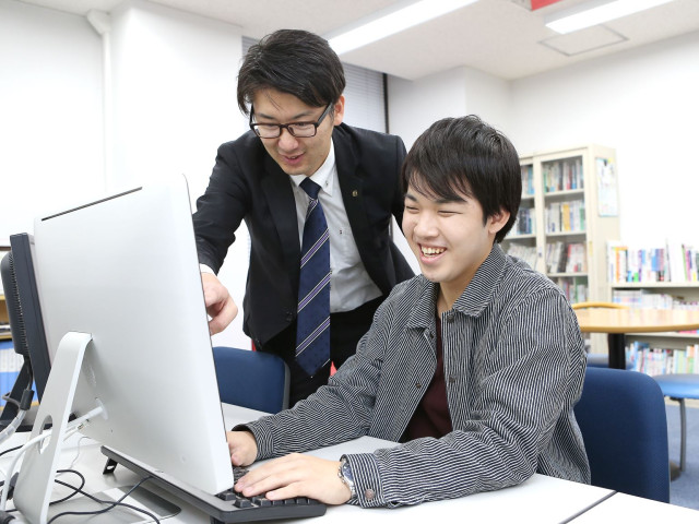 情報処理科 幅広いIT知識と技術を兼ね備えたシステムエンジニア、プログラマ、各種エンジニアを目指す。