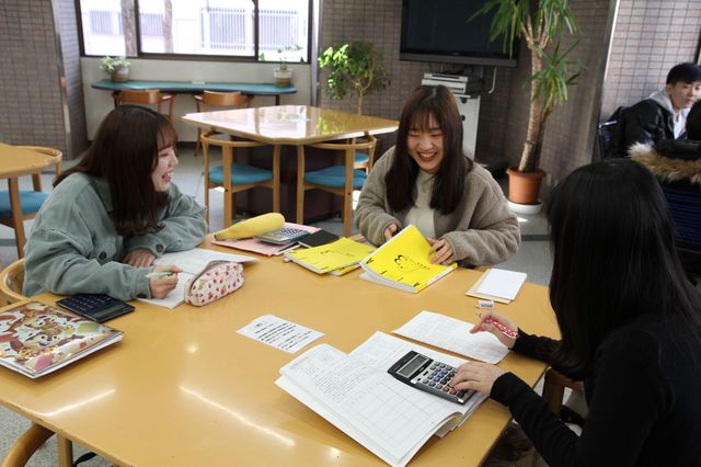 経営ビジネス科 高度な簿記会計や様々なビジネスシーンで必要とされる幅広い知識を習得し、優良企業就職を目指す